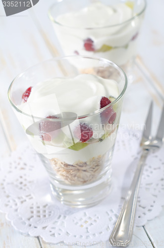 Image of oat flakes with yogurt