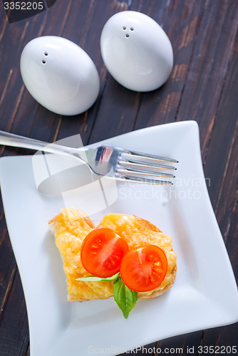 Image of bread with cheese,tomato and basil