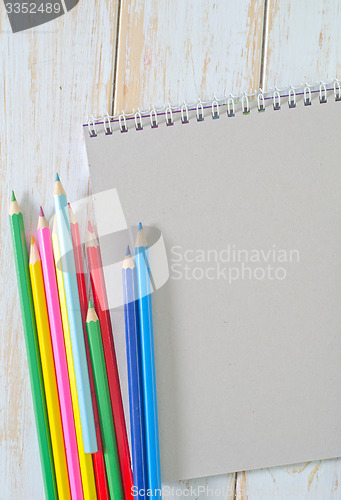 Image of note and pencils