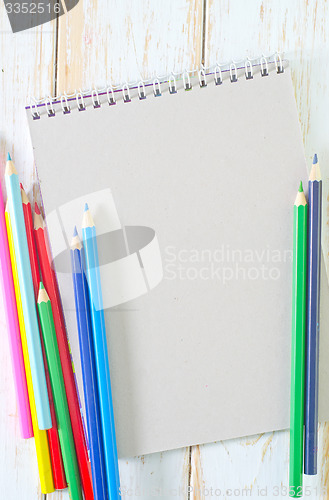 Image of note and pencils