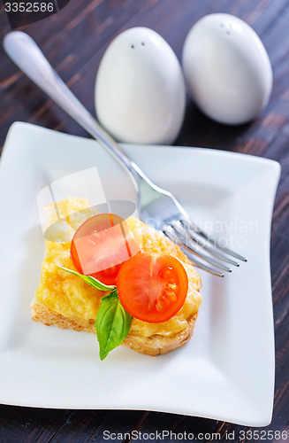Image of bread with cheese,tomato and basil