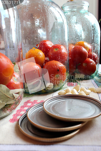 Image of tomatos in jars prepared for preservation