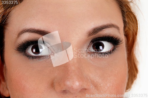 Image of The big eye\'s of a young woman.