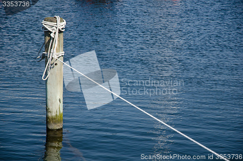 Image of Wooden pole with ropes