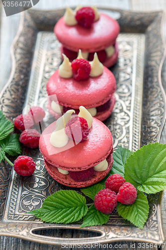 Image of Macaroons with raspberries.