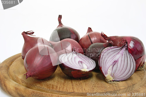 Image of Red onions on a kitchen board