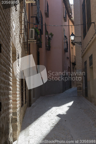 Image of narrow street in Toledo