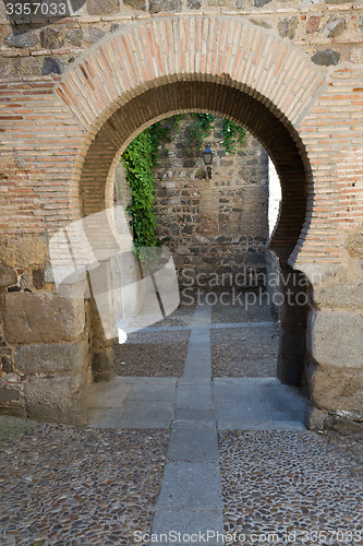 Image of Moorish arch in toledo