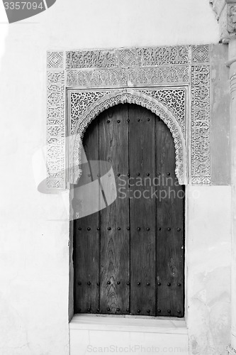 Image of Black and white door in Alhambra