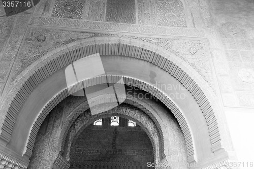 Image of Blacka and white arches in Alhambra