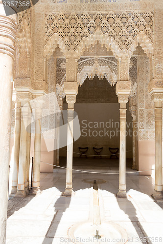 Image of Fountain and columns in Alhambra