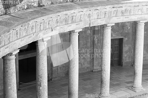 Image of Black and white columns at the Charles V palace