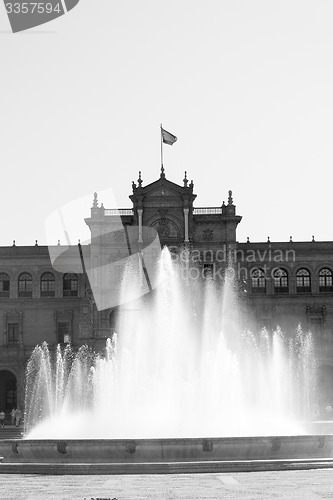 Image of Spain square fountain in black and white