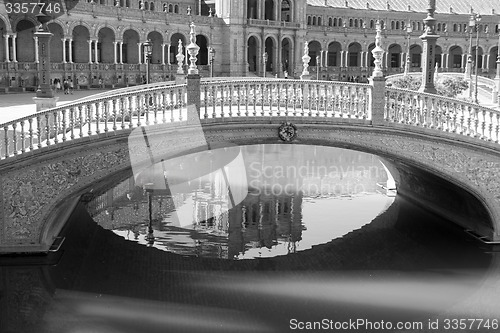 Image of Black and white bridge at Spain Square