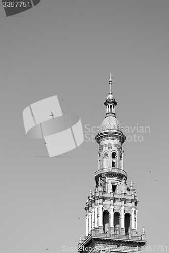 Image of Black and white minaret