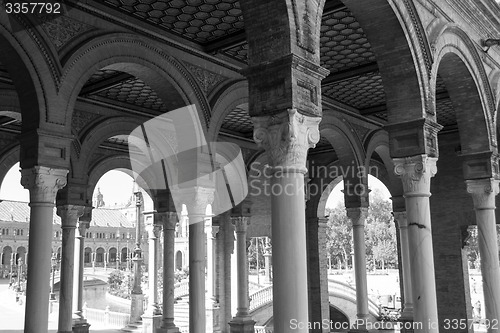 Image of Black and white arches at Spain square