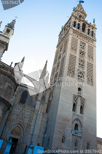 Image of Giralda to the sky