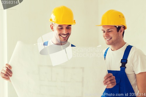 Image of group of builders with blueprint