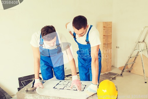 Image of group of builders with blueprint