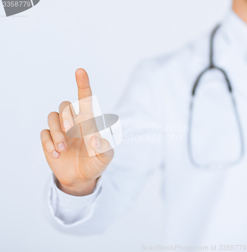 Image of doctor working with virtual screen