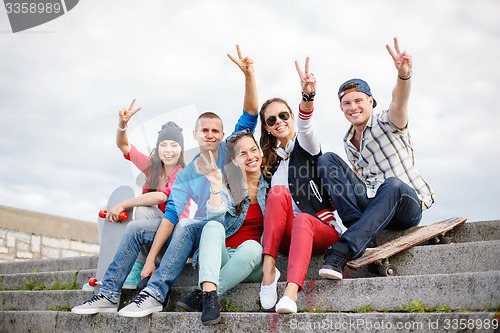 Image of group of smiling teenagers hanging out