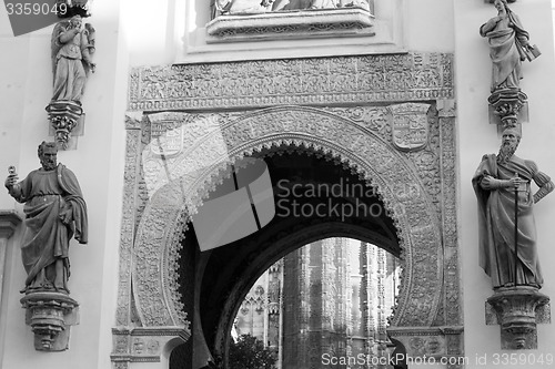 Image of Moorsih gate to the Cathedral patio