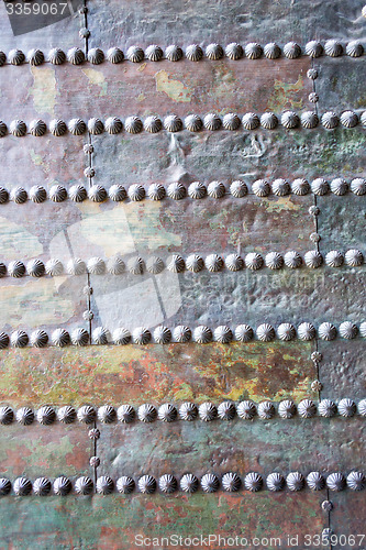 Image of Prallel nails in a wooden door