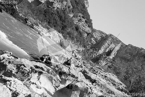 Image of Lumbier gorge in black and white