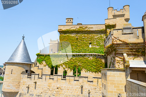 Image of Green walls in Olite