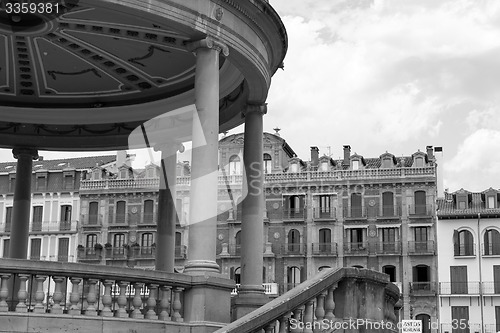 Image of Kiosk in black an white in pamplona