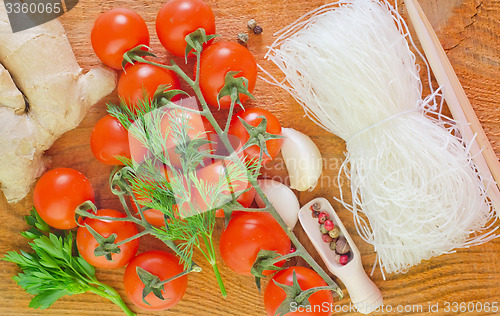 Image of rice noodles and tomato