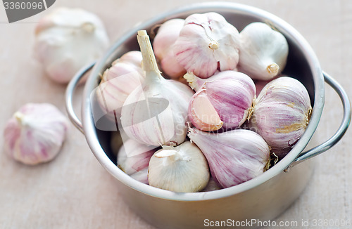 Image of garlic in metal bowl on the table