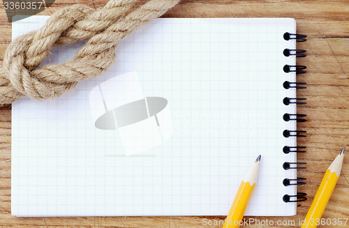 Image of note and pencils