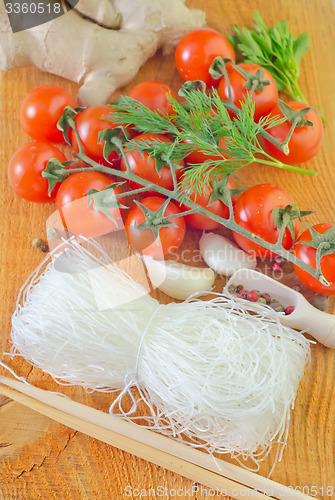 Image of rice noodles and tomato