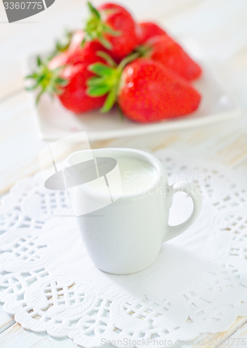 Image of strawberry with creams