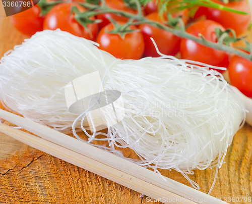 Image of rice noodles and tomato