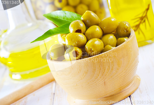 Image of green olives and oil