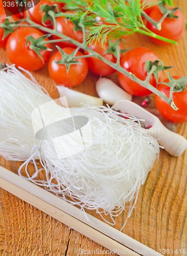 Image of rice noodles and tomato