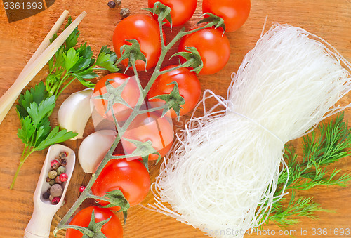 Image of rice noodles and tomato
