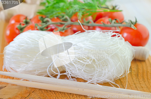 Image of rice noodles and tomato