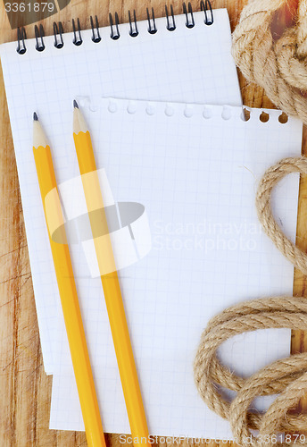 Image of note and pencils