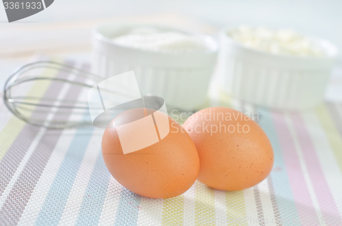 Image of raw eggs