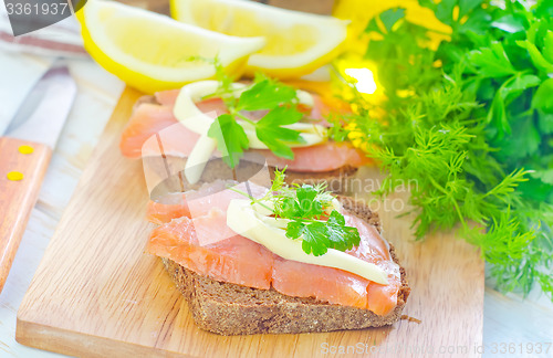 Image of bread with salmon