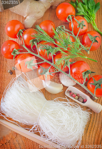 Image of rice noodles and tomato