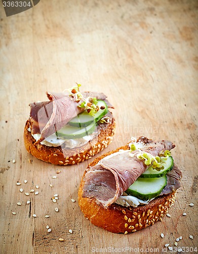 Image of toasted bread with roast beef and cucumber