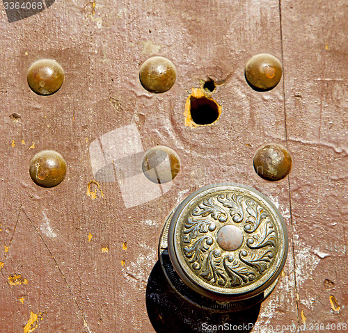 Image of knocker and brown rusty wood