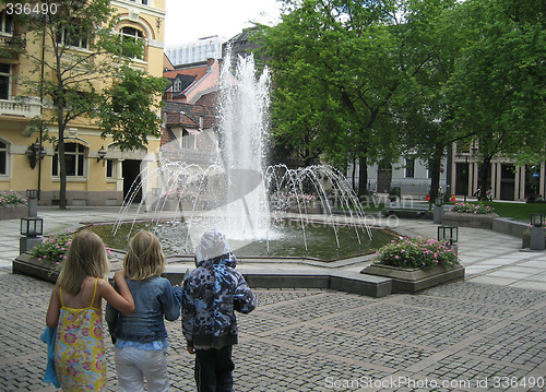 Image of 3 children watching a fountain in the centre of Oslo