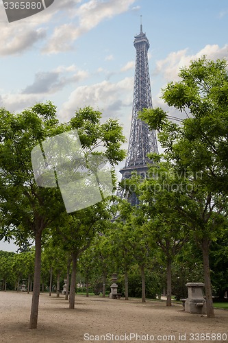 Image of Eiffel tower in Paris, France