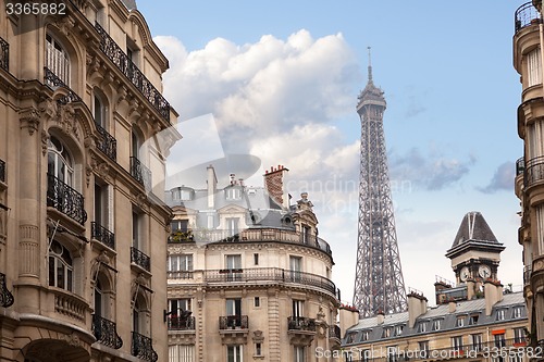 Image of Eiffel tower in Paris, France