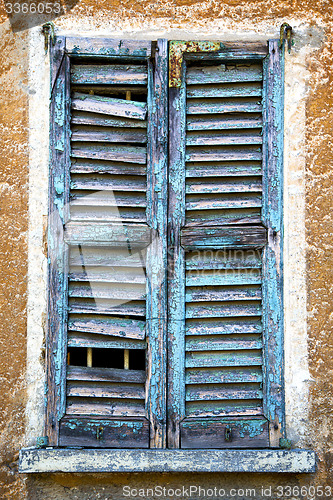 Image of castiglione olona    window   green in the white  